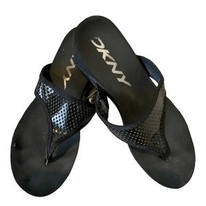 DKNY Sandals Black Patent Leather Thong Flip Flops Low Wedge Heels Size 7